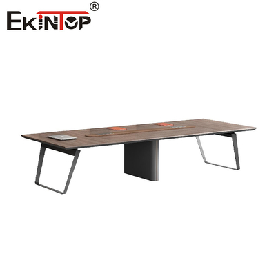 Fabrikant van tafel in grote vergaderruimte in industriële stijl