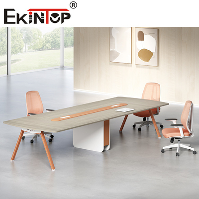 Moderne op maat gemaakte houten vergadertafel inclusief geïntegreerde audiovisuele systemen
