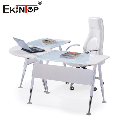 Moderne glazen L-vormige bureau met zilveren benen