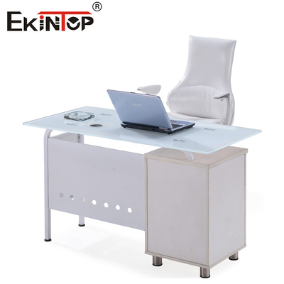 Moderne glazen L-vormige bureau met zilveren benen