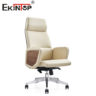 Moderne, eenvoudige, leren kantoorstoel met schone lijnen, minimalistische esthetiek.