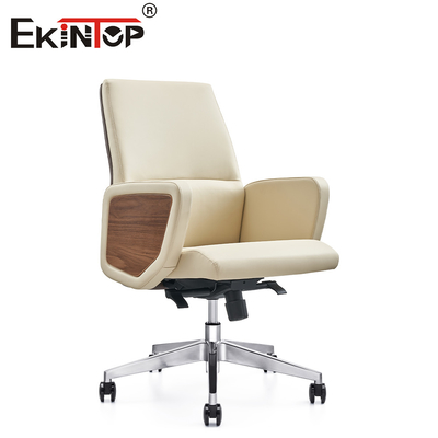 Moderne, eenvoudige, leren kantoorstoel met schone lijnen, minimalistische esthetiek.