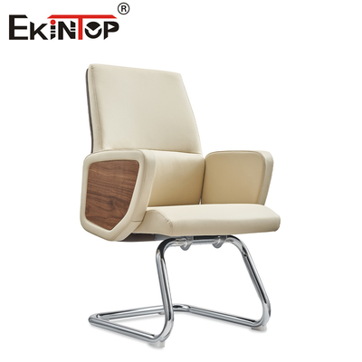 Moderne, eenvoudige, leren kantoorstoel met schone lijnen, minimalistische esthetiek.
