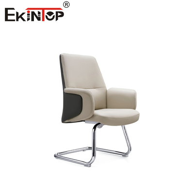 Stijlvolle en ergonomische witte leerstoel in minimalistische hedendaagse stijl