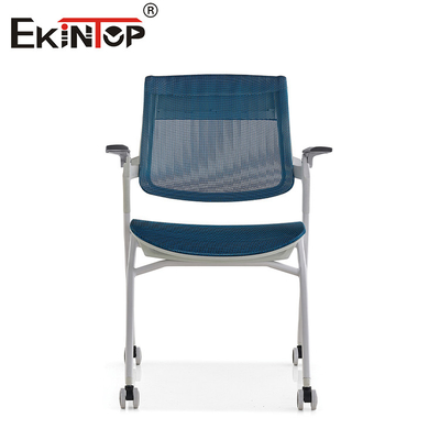 Blauw-grijze stoel met vouwbare wielen