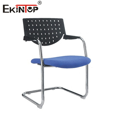 Aanpasbare stapelbare trainingsstoel met metalen frame spons kussen plastic rugleuning