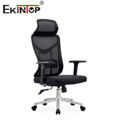 Zwarte ergonomische kantoorstoel met hoog rugleuning