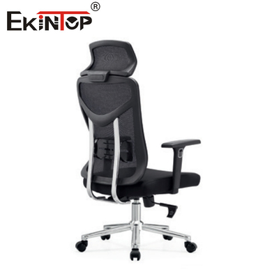 Zwarte ergonomische kantoorstoel met hoog rugleuning