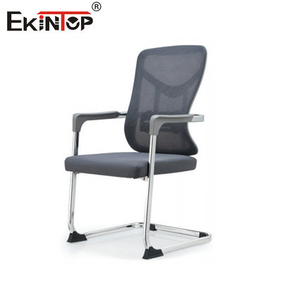 Comfortabele kantoorstoel met een metalen frame