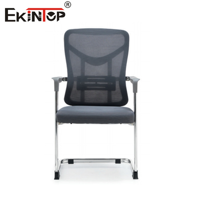Comfortabele kantoorstoel met een metalen frame