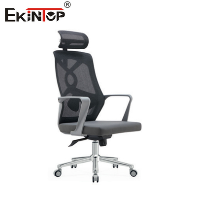 Grijze ergonomische kantoorstoel met hoofdsteun voor het werk