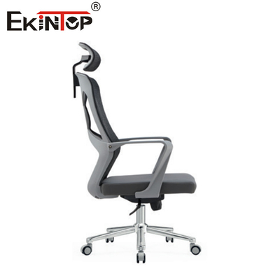 Grijze ergonomische kantoorstoel met hoofdsteun voor het werk