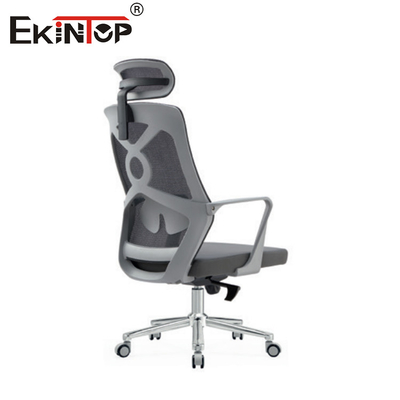 Grijze ergonomische kantoorstoel met hoofdsteun voor het werk