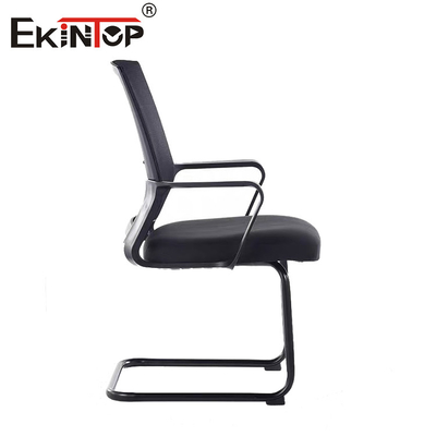 Zwarte mid back mesh kantoorstoel met metalen frame en armleuningen