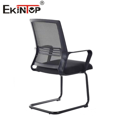 Zwarte mid back mesh kantoorstoel met metalen frame en armleuningen