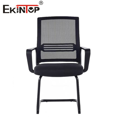 Zwarte mid back mesh kantoorstoel met metalen frame en armleuningen