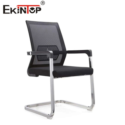Zwarte netten kantoorstoel met armleuningen en metalen frame 320mm nylon basis