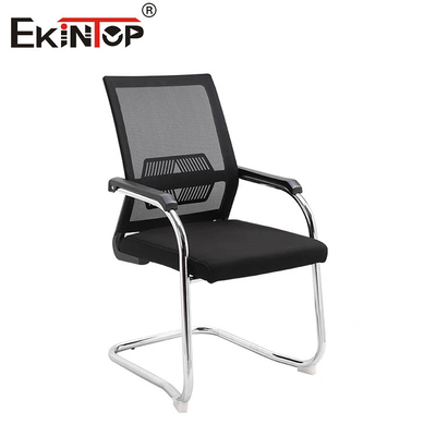 Zwarte netten kantoorstoel met armleuningen en metalen frame 320mm nylon basis
