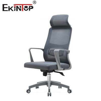 Ergonomische stoel met hoge rug, verstelbare hoofdsteun en hoogteverstelbare wielen