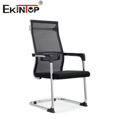 Ergonomisch gebogen kantelstoel met metalen frame en armleuningen