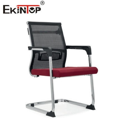Ergonomische kantoorstoel met een metalen ondergrond