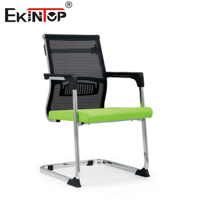 Ergonomische kantoorstoel met een metalen ondergrond