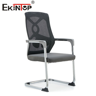 Grijze ergonomische moderne kantoorstoel met gaas rugleuning en armleuningen