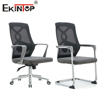 Grijze ergonomische moderne kantoorstoel met gaas rugleuning en armleuningen