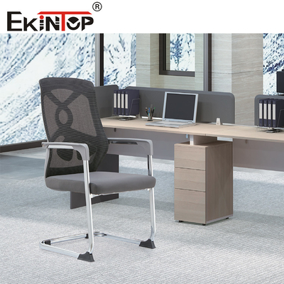 Grijze ergonomische moderne kantoorstoel met gaas rugleuning en armleuningen