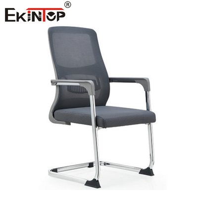 Grijze kantoorstoel met moderne stijl en metalen frame.