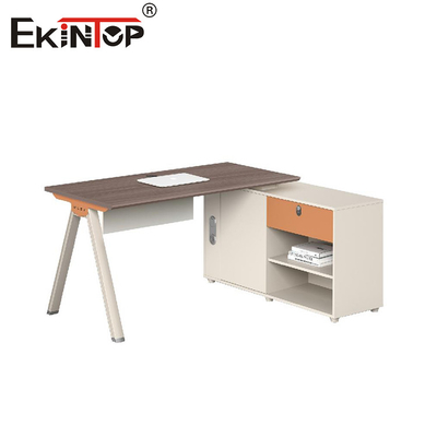 Modern minimalistisch kantoorwerkstation met zijkastkast