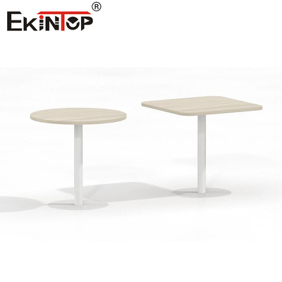 Houten koffietafel met moderne stijl en metalen basis