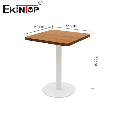 Houten koffietafel met moderne stijl en metalen basis