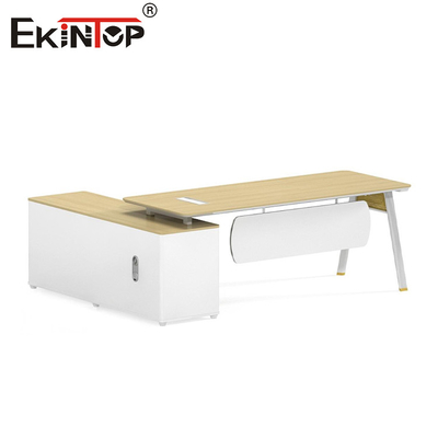 Afslag op modern houten bureau met opslagkast