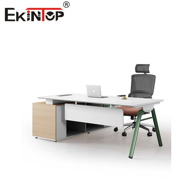 Uitvoerend kantoor bureau met bevestigd kasten van hout moderne stijl