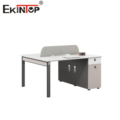 Moderne werkstation met schermverdeler met metalen benen