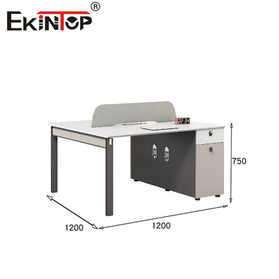 Moderne werkstation met schermverdeler met metalen benen