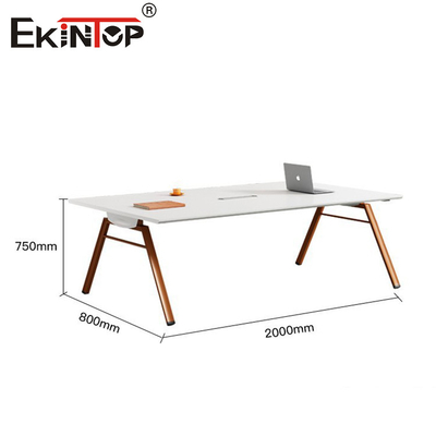 Moderne minimalistische vergadertafel met metalen benen en houten tafel