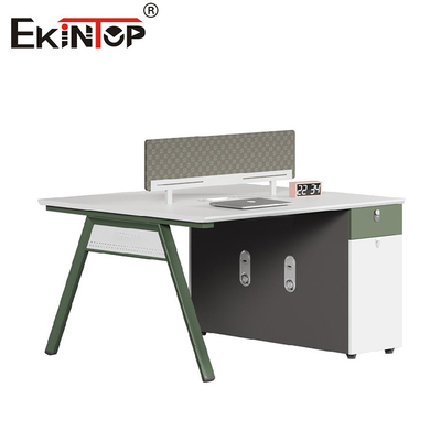Ergonomisch ontworpen kantoormeubilair met privacy-schermwerkstations