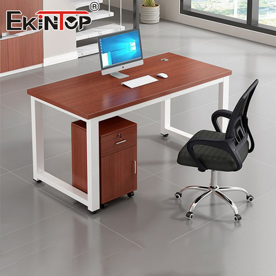 Houten bureau in klassieke stijl