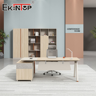 Uitvoerend bureau in natuurlijke houten stijl met opslagkasten