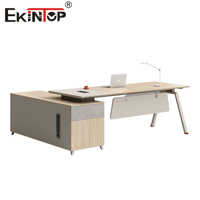 Uitvoerend bureau in natuurlijke houten stijl met opslagkasten