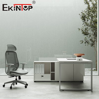 Moderne bureau met stijlvol zijkastkast