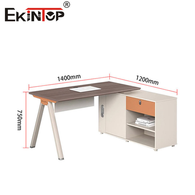 Moderne werkplek met opslagkast