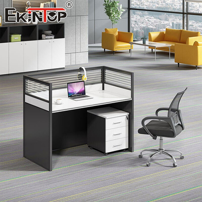 Moderne kantoorruimteontwerp Gepartitioneerde kantoorbureaus Kleine bureau tafel