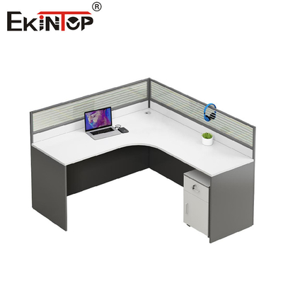Moderne kantoorruimteontwerp Gepartitioneerde kantoorbureaus Kleine bureau tafel