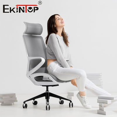 Moderne ergonomische kantorenstoelen met een achterkant met een draaiend leunstoel met een volle kantorenstoel