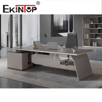Groot bureau in mat verchroomd L-vormig bureau in moderne stijl
