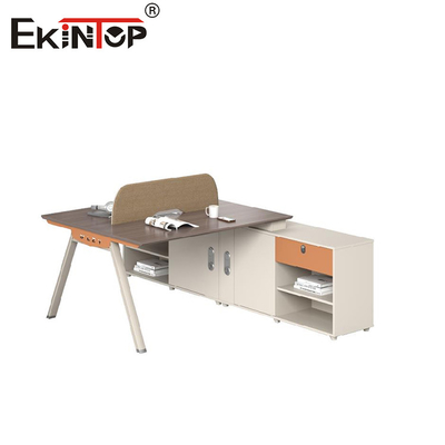 Modern minimalistisch kantoorwerkstation met zijkastkast