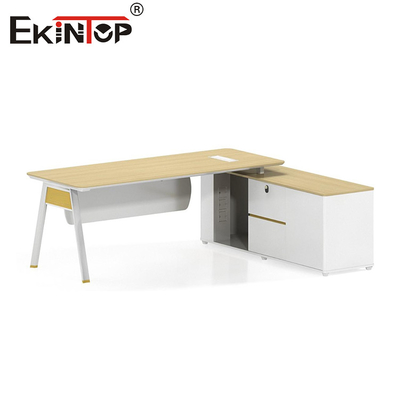 Afslag op modern houten bureau met opslagkast